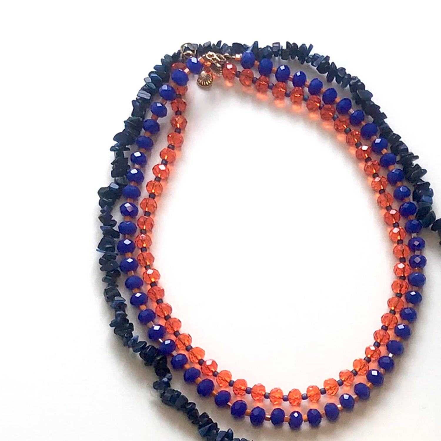 Conjunto de collares de cristal naranja y azul.