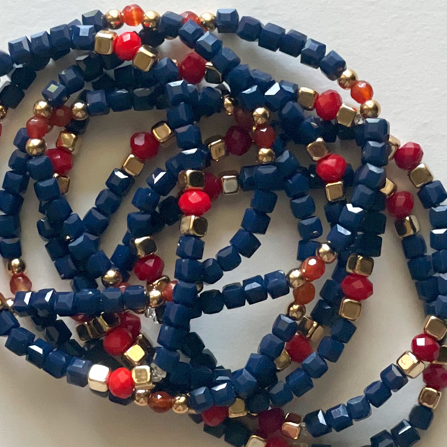 Pulseras de cristal azul y rojo