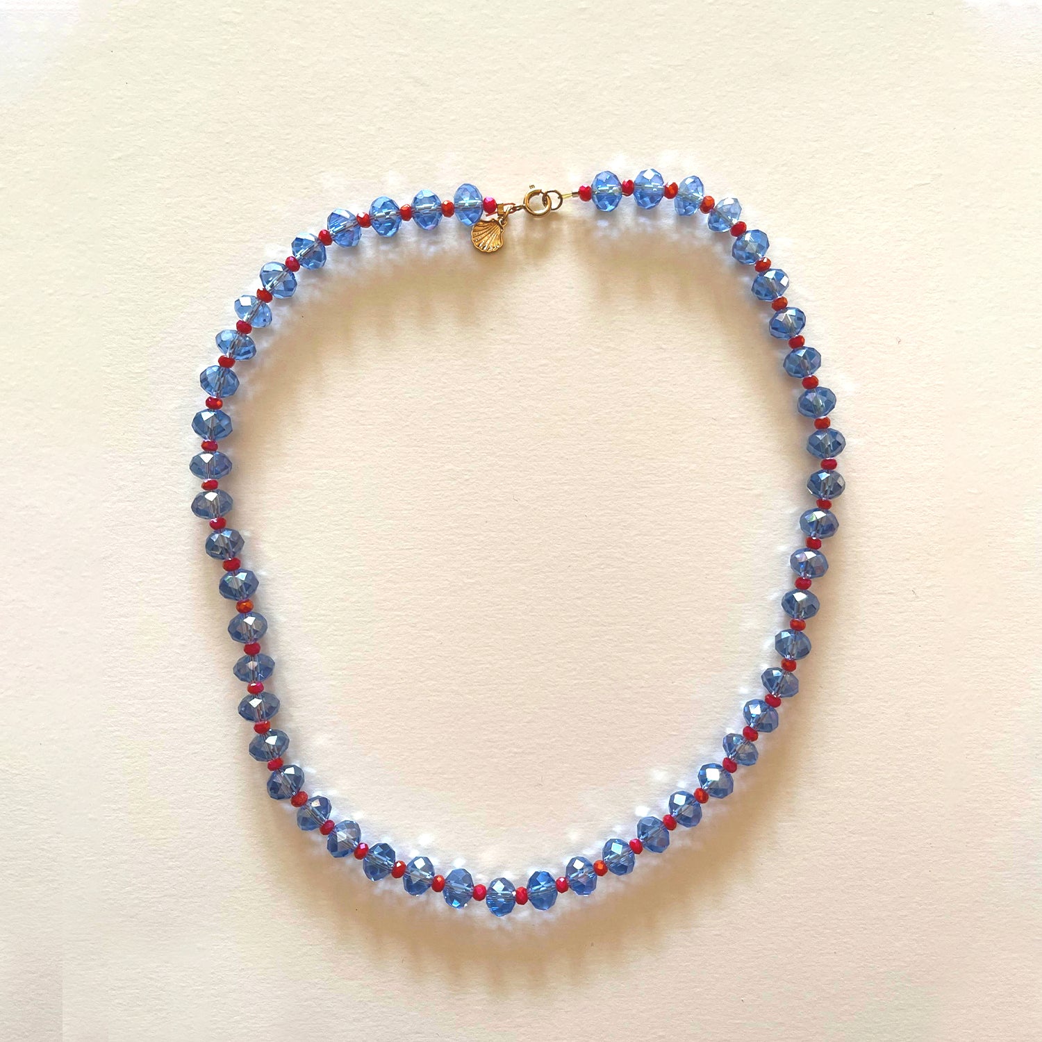 El collar de cristales azules y rojos