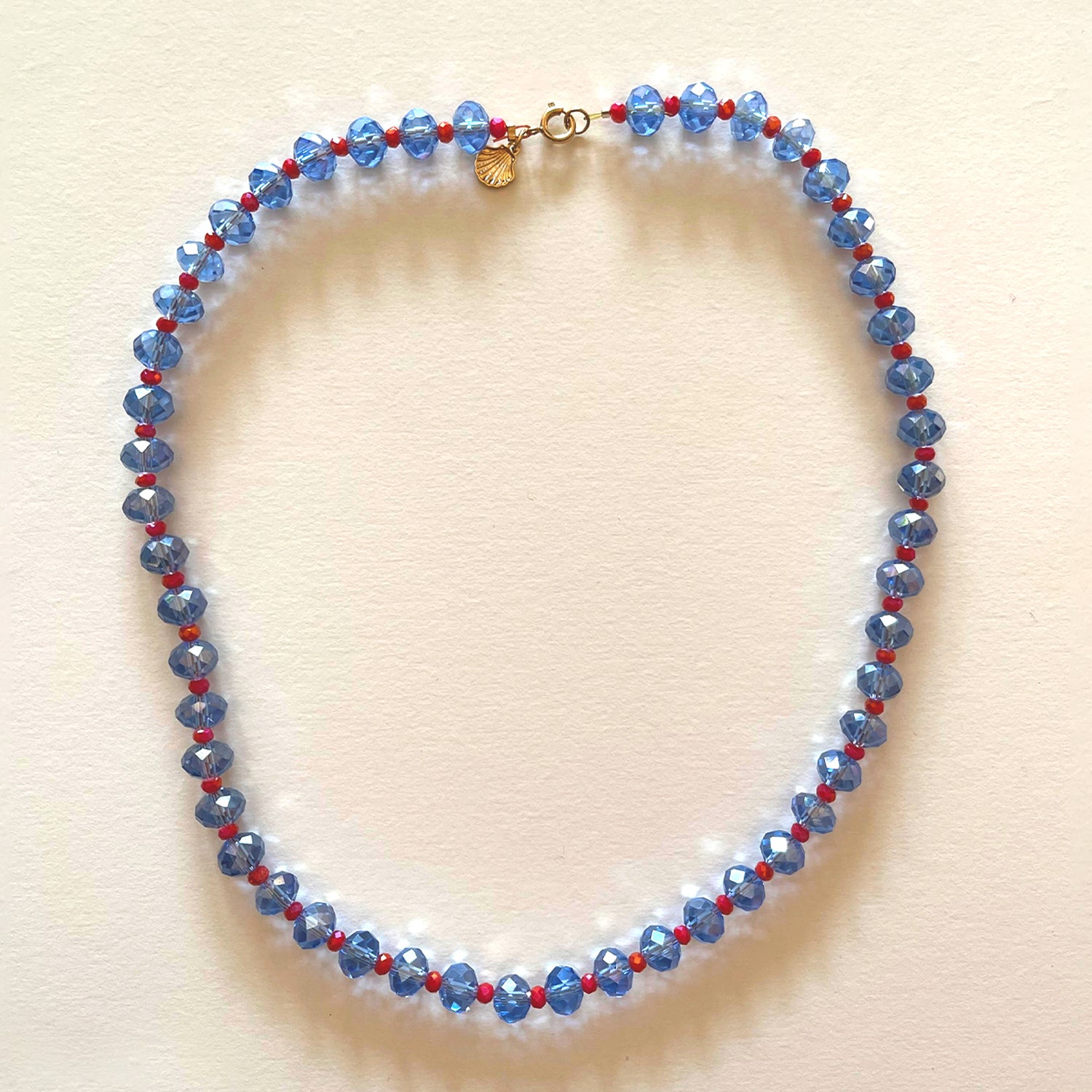 El collar de cristales azules y rojos