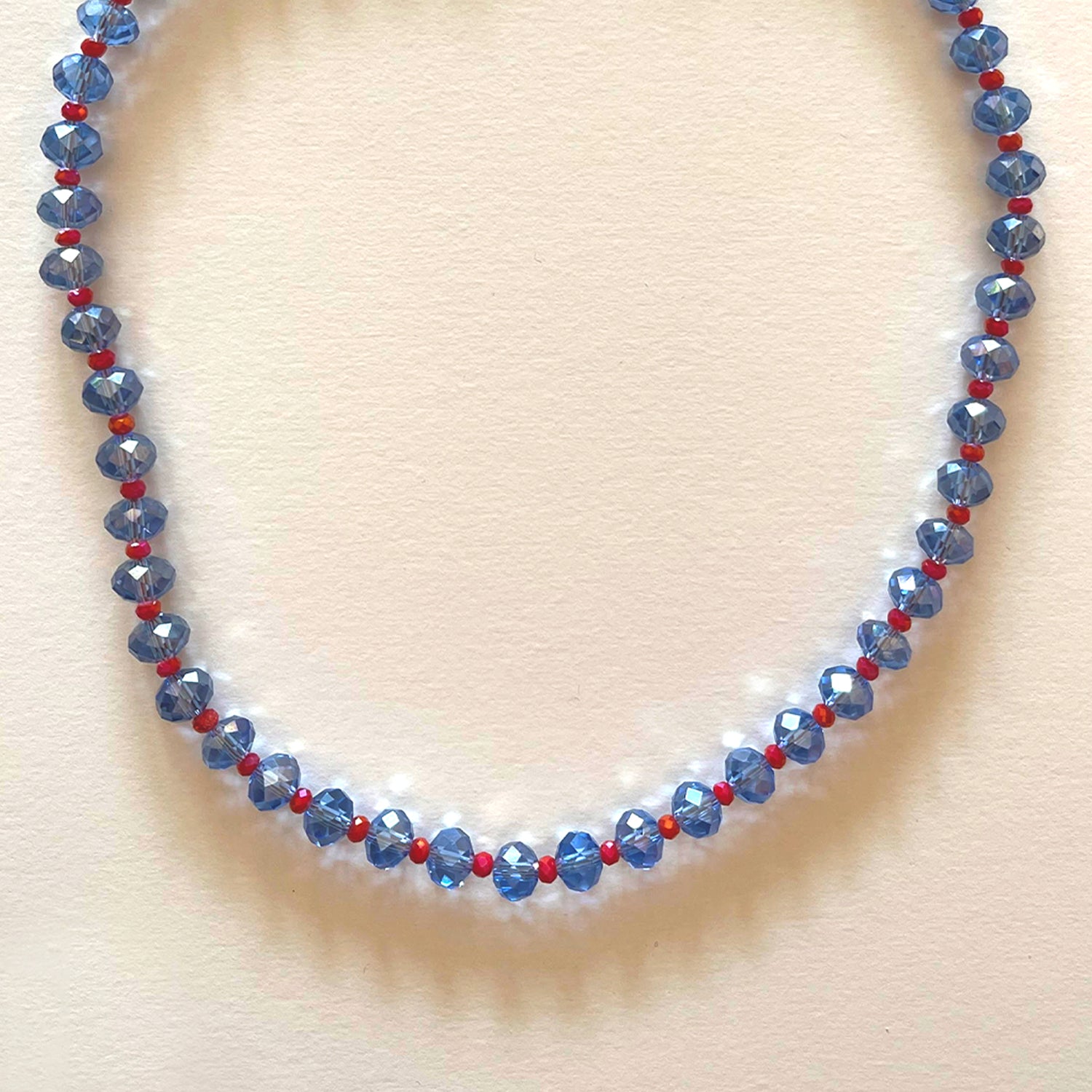 El collar de cristales azules y rojos