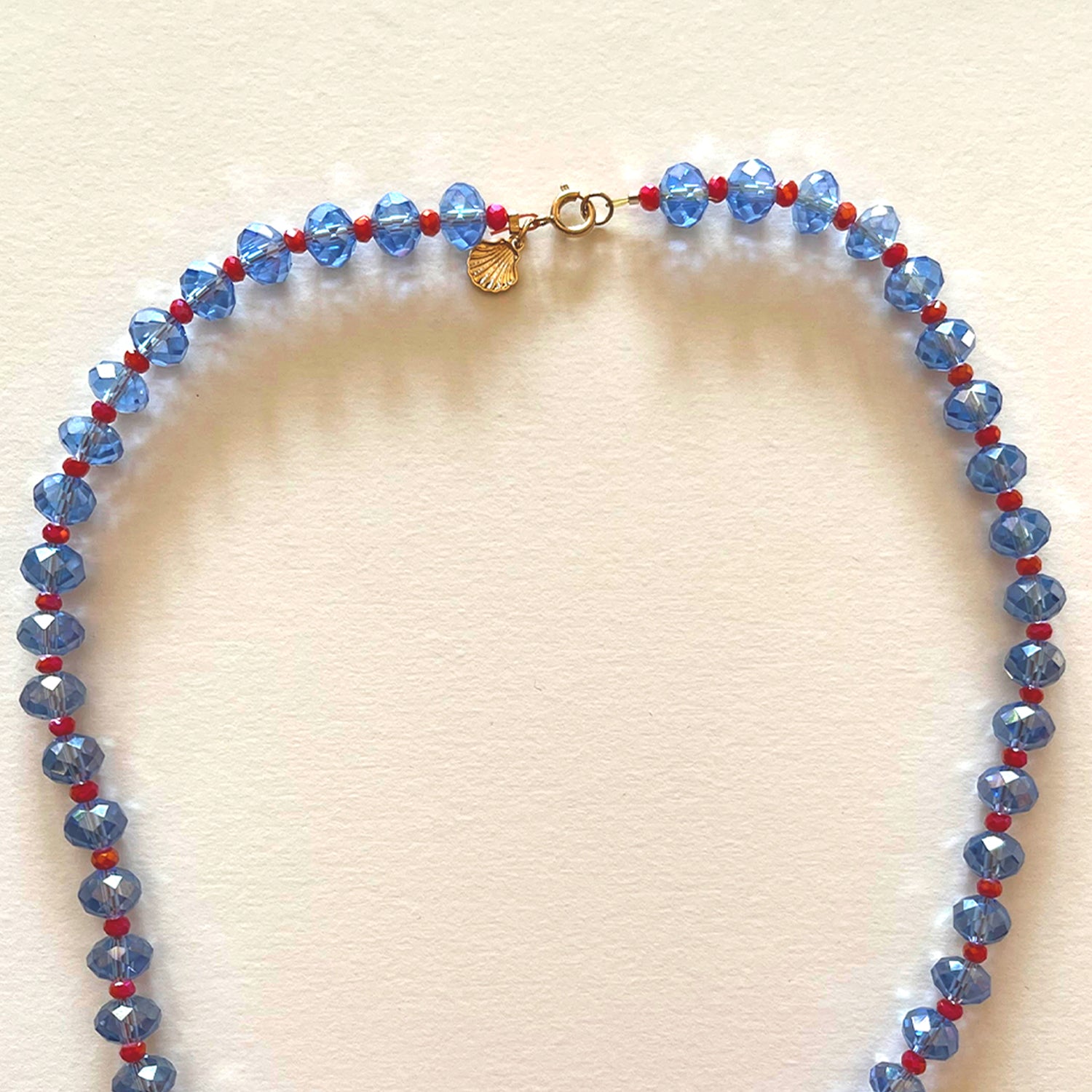 El collar de cristales azules y rojos