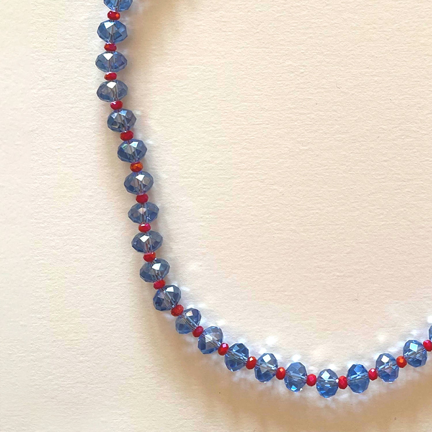 El collar de cristales azules y rojos