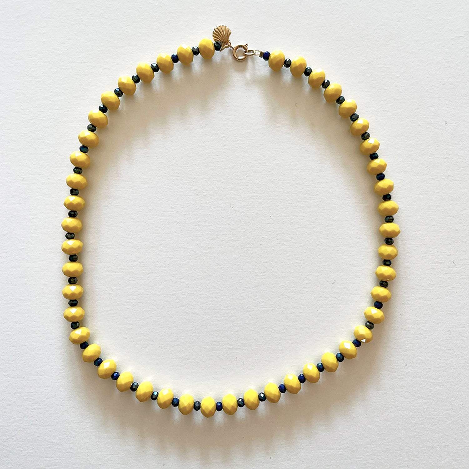 El collar de cristal amarillo