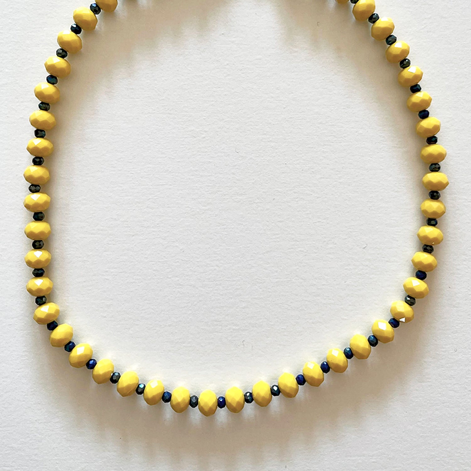 El collar de cristal amarillo