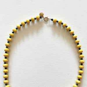 El collar de cristal amarillo