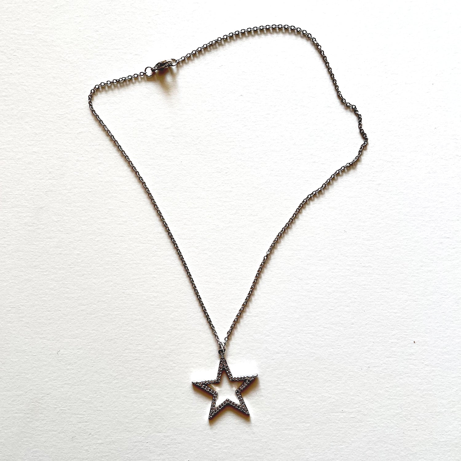 El collar de estrella de plata