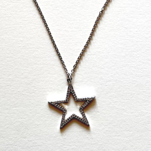 El collar de estrella de plata