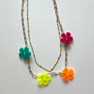 El collar de flores multicolor