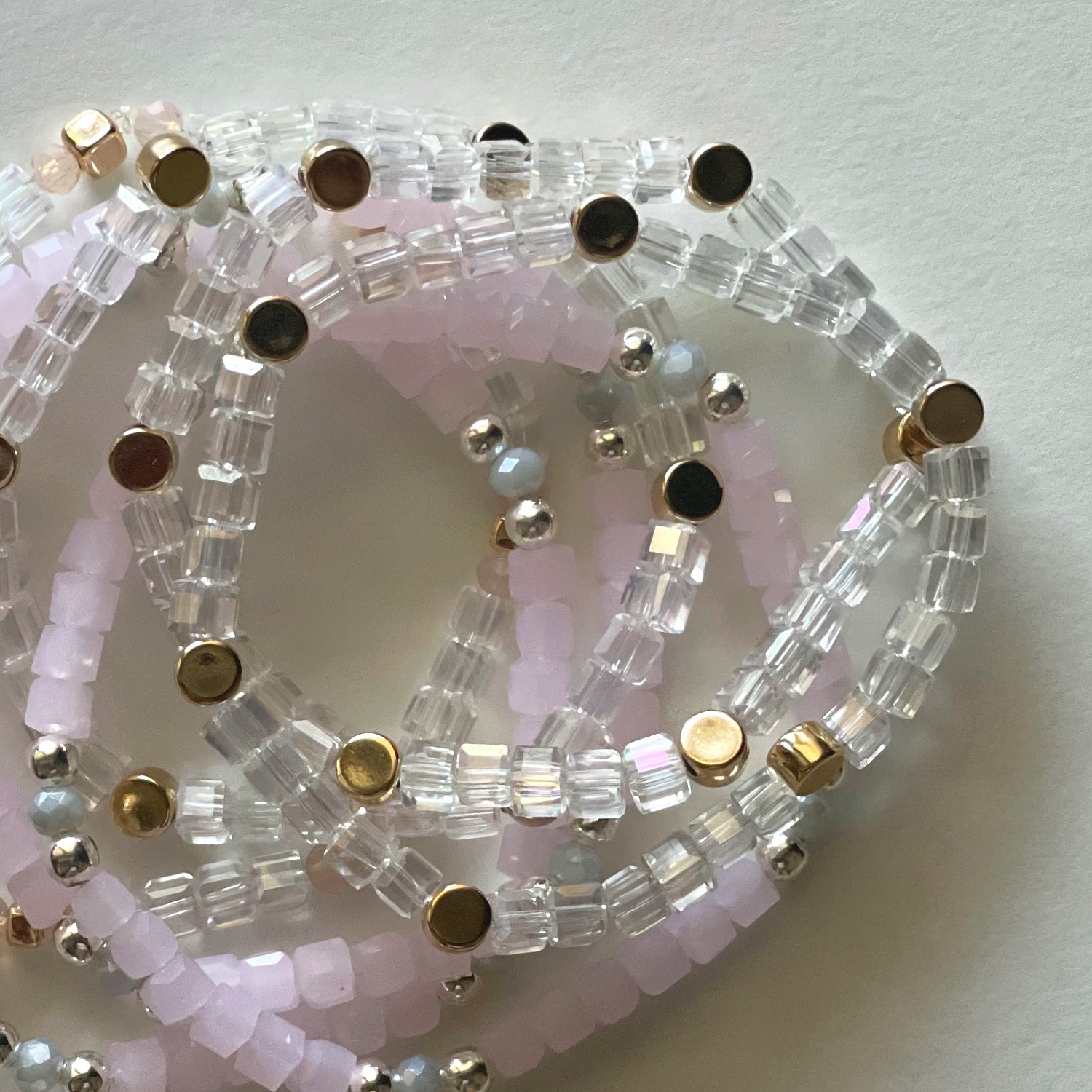 Pulseras de cristal blanco y rosa