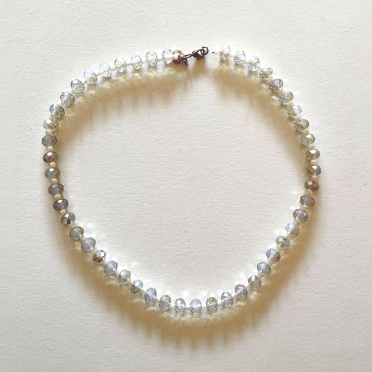 El collar de cristal blanco