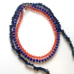 Cargar imagen en el visor de la galería, Conjunto de collares de cristal naranja y azul.
