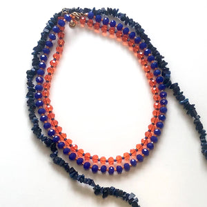 Conjunto de collares de cristal naranja y azul.