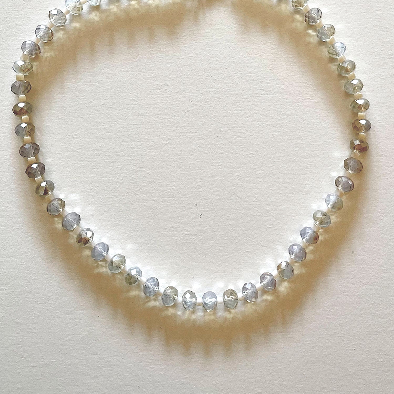 El collar de cristal blanco